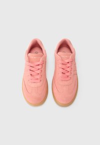 Rosa mocka sneakers med gummisula, med platta snören och sydda detaljer. Varumärkeslogotyp på tungan och sidorna.