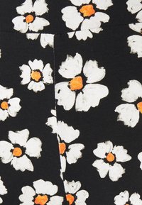 Schwarzer Stoff mit floralem Muster, das weiße Blumen mit orangefarbenen Mittelpunkten zeigt. Die Blumen sind mit einer Pinselstrichstruktur bemalt.