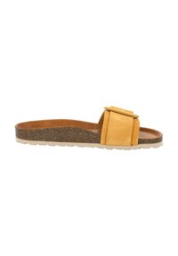 Gele suède slide sandalen met een brede band en decoratieve gesp, met een kurk-structuur zool en een beige rubberen onderzijde.