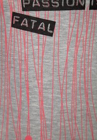 Una tela gris con líneas verticales rosas y dos cajas de texto negras que leen "PASIÓN" y "FATAL" en una fuente negrita.