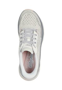 Zapatilla deportiva de color gris claro con parte superior de malla, cuello acolchado y diseño de cordones. Presenta un estilo de fácil calzado y una plantilla texturizada para mayor comodidad.