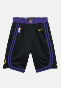 Calções de basquetebol pretos com detalhes em roxo e amarelo, apresentando o logótipo da NBA, o símbolo da Nike e as letras "LAL" no cós.