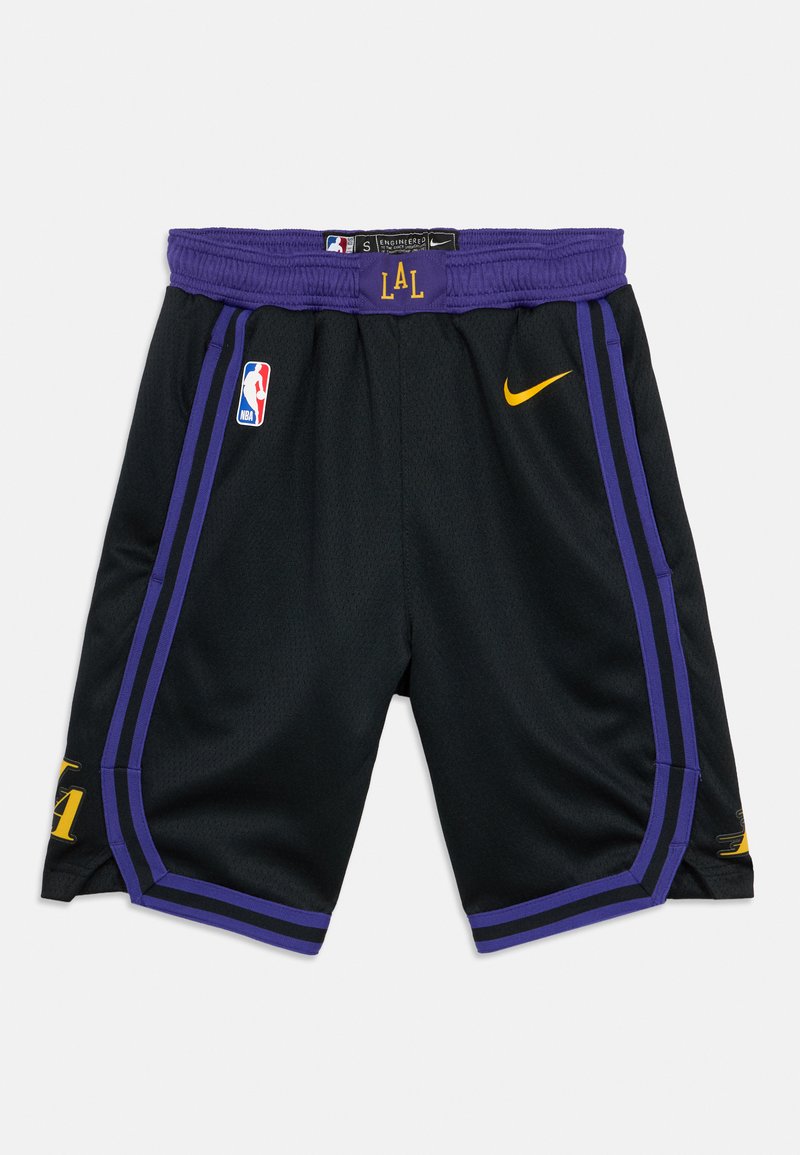 Calções de basquetebol pretos com detalhes em roxo e amarelo, apresentando o logótipo da NBA, o símbolo da Nike e as letras "LAL" no cós.