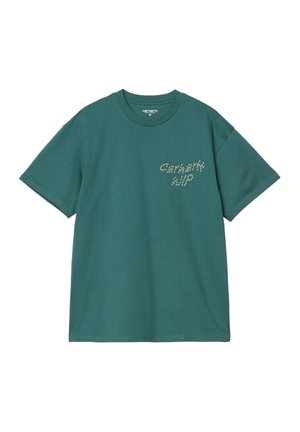 Camiseta de algodón en color azul petróleo con mangas cortas, cuello redondo, que presenta el texto blanco "Carhartt WIP" en la parte superior izquierda. Diseño simple, ajuste relajado.