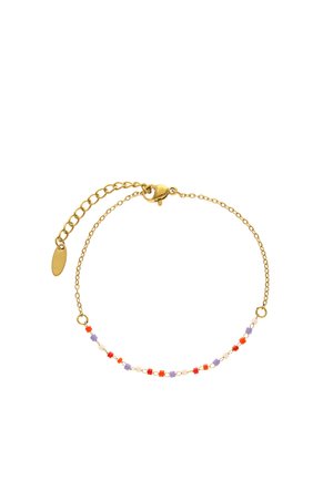 Delikat guldarmbånd med små røde, lilla og hvide firkantede perler samt en lås med justerbar forlængerkæde.