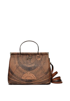 Borsa a tracolla in pelle marrone con design circolare della mappa nera, manico superiore e tracolla staccabile avvolta accanto su sfondo bianco.