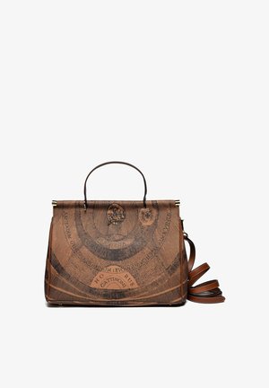 Borsa a tracolla in pelle marrone con design circolare della mappa nera, manico superiore e tracolla staccabile avvolta accanto su sfondo bianco.