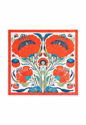 Bufanda blanca con grandes patrones florales simétricos en rojo y azul y hojas verdes, enmarcada por un borde rojo.