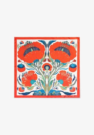 Bufanda blanca con grandes patrones florales simétricos en rojo y azul y hojas verdes, enmarcada por un borde rojo.