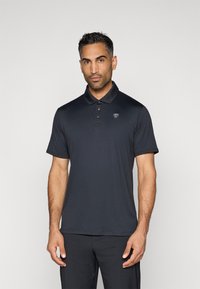 Polo noir en tissu lisse, avec un col classique, une patte de boutonnage à trois boutons et un logo brodé sur la poitrine.