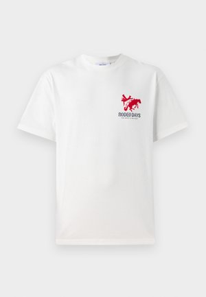 Weißes Baumwoll-T-Shirt mit einem roten Cowboy- und Pferde-Graphic auf der linken Brust und dem Text "RODEO DAYS" unterhalb des Designs.