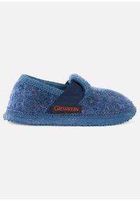 Blauwe vilten pantoffel met een gestructureerd oppervlak, elastische band en een rubberen zool. Voorzien van een zwart etiket met "Giesswein" in het rood.