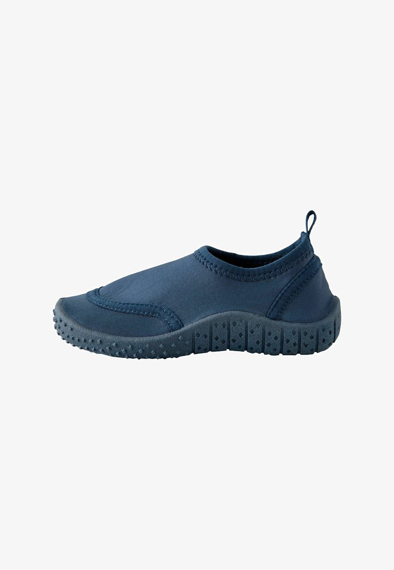 Marineblauer Slip-on-Wasserschuh mit strukturierter Gummisohle und Zuglasche an der Ferse für einfaches Anziehen.