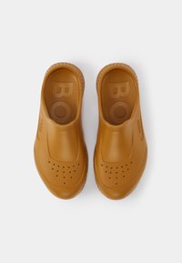 BOSS TITANIUM UNISEX - Mulas - dark yellow