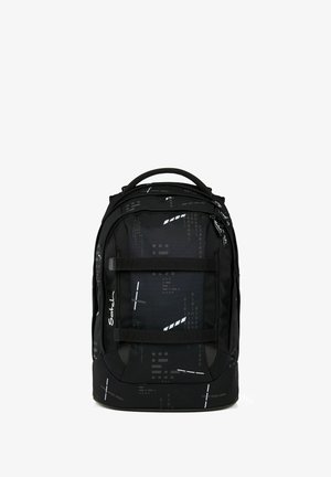 Sac à dos noir avec un motif géométrique, doté de doubles sangles, d'une base solide et de plusieurs compartiments zippés. Texture de tissu durable.