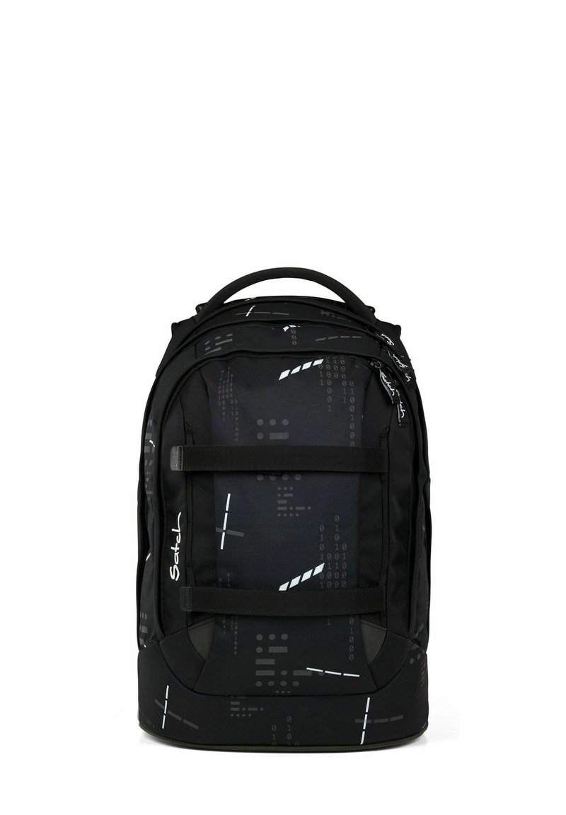 Schwarzer Rucksack mit geometrischem Muster, ausgestattet mit zwei Trägern, einem stabilen Boden und mehreren mit Reißverschluss versehenen Fächern. Robuste Stofftextur.