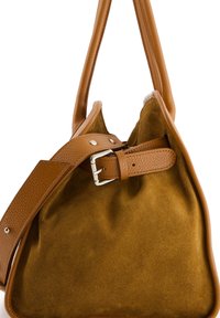 Braune Leder- und Wildleder-Handtasche mit strukturierter Form. Sie verfügt über einen flachen Boden, einen verstellbaren Tragegurt und silberne Schnallendetails.