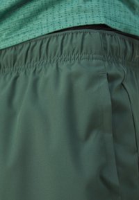 Nike Performance CHALLENGER - Calções desportivos - vintage green/bicoastal/black/reflective silver