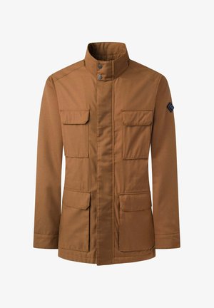 Ruskea takki korkealla kauluksella, neljällä etutaskulla ja painonappikiinnityksellä. Valmistettu tekstuurikankaasta, jossa on sileä pinta.