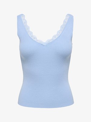 Haut sans manches en maille côtelée bleu clair avec décolleté en V et bordure en dentelle blanche le long du décolleté et des bretelles.