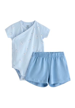 Lyseblåt babyoutfit med kortærmet slå-om-dragtdragt med små fugleprint og matchende shorts med elastik i taljen.