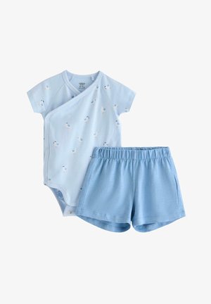 Lyseblåt babyoutfit med kortærmet slå-om-dragtdragt med små fugleprint og matchende shorts med elastik i taljen.