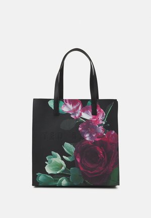 Schwarze Tragetasche mit zwei Griffen, großem pink-, rot- und grünem Blumenmuster und geprägtem Schriftzug "Ted Baker London" auf der Vorderseite.