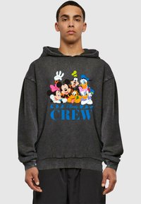 Ciemnoszara bluza z kapturem z kolorową grafiką Mikiego Mouse'a i jego przyjaciół, z napisem "Disney CREW" w niebieskim na dole. Wykonana z materiału bawełnianego.