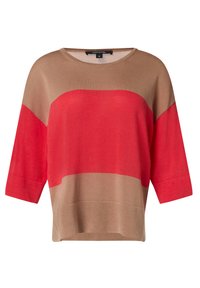 Sweter dzianinowy w kolorowy blok, z miękką brązową górą, wyrazistą czerwoną środkową częścią oraz luźnym krojem z krótkimi rękawami i okrągłym dekoltem.