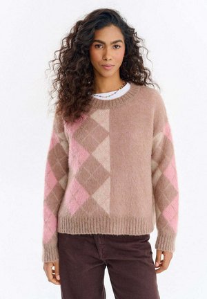 Brązowy i różowy sweter w wzór karo, wykonany z miękkiego, puszystego materiału, z okrągłym dekoltem i prążkowanym wykończeniem. Przytulny, luźny krój.