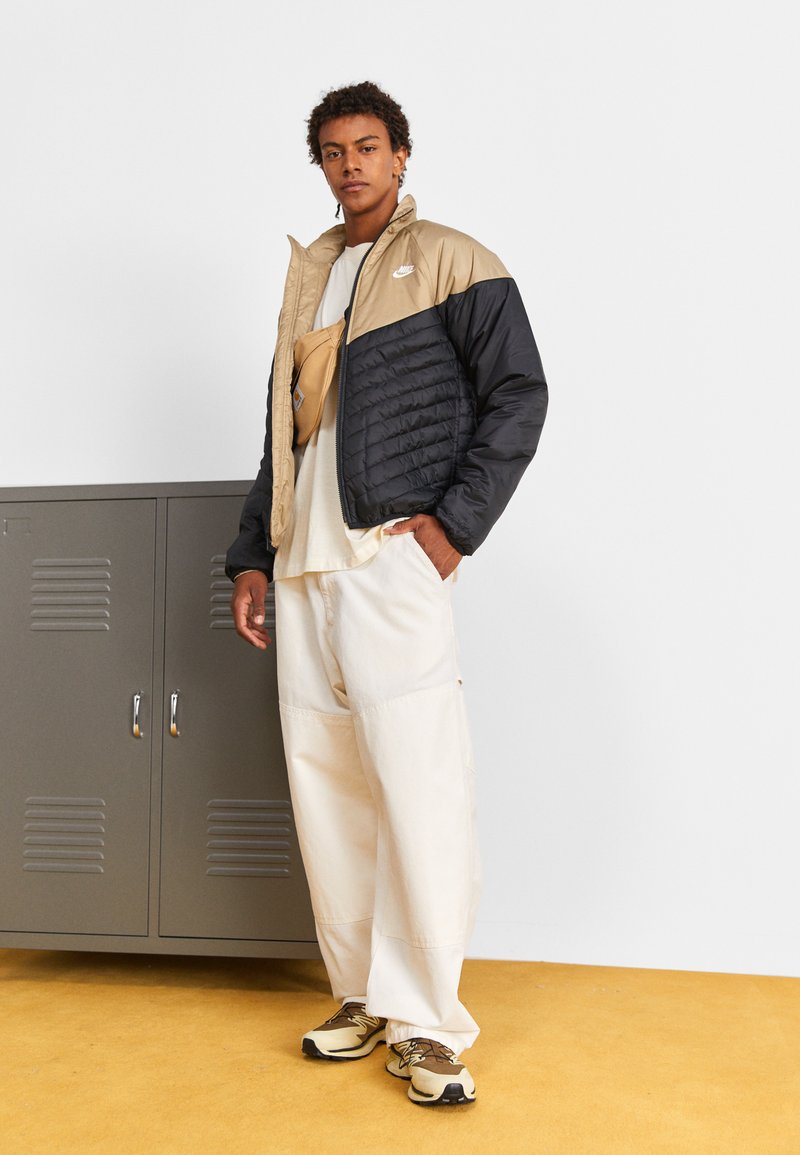 Nike Sportswear M NK WR MIDWEIGHT PUFFER - Zimní bunda - black/khaki/sail