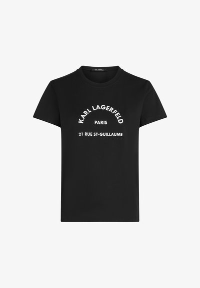 Черна тениска с къси ръкави с бял надпис „KARL LAGERFELD“ на арка, „PARIS“ под него и „21 RUE ST-GUILLAUME“ в центъра отпред.