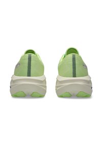 Scarpe sportive in rete verde con una spessa suola bianca caratterizzata da accenti testurizzati e un dettaglio del tallone blu a contrasto. La vista posteriore mostra cuciture verticali.