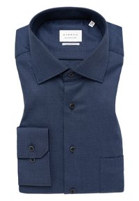 Camicia da uomo a maniche lunghe piegata, di colore blu navy, con un piccolo motivo intrecciato, colletto a punta e bottoni neri, etichettata "Eterna" comfort fit.
