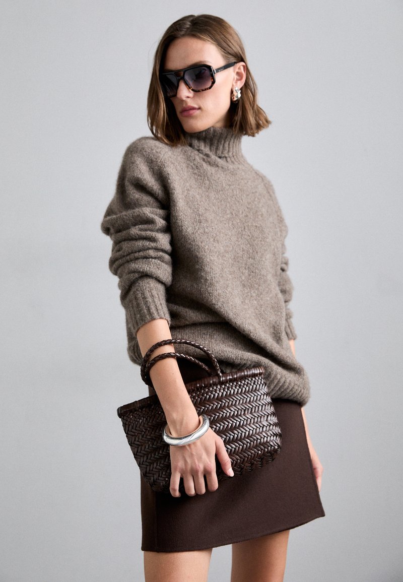 DRAGON DIFFUSION MINI FLAT GORA - Käsilaukku - dark brown