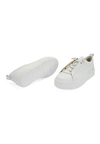 Weiße Ledersneaker mit einer dicken, strukturierten Sohle. Verfügt über ein Slip-On-Design, eine minimalistische Form und dekorative goldene Hardwareakzente.