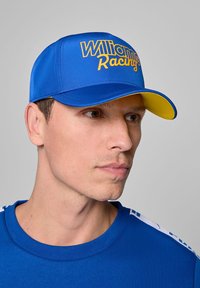 Niebieska czapka z żółtym daszkiem i logo "Williams Racing" w pogrubionej czcionce. Wykonana z gładkiego materiału, z wyraźnie zarysowanym kształtem.