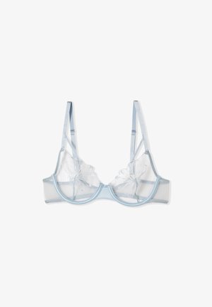 Reggiseno azzurro chiaro trasparente con ferretto, spalline regolabili e ricamo floreale sulle coppe, disteso su uno sfondo bianco.