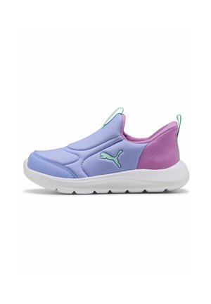 Slip-on sneaker med lavendel front, pink hæl, mintgrønt Puma-logo og hvid sål.