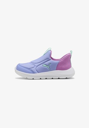 Slip-on sneaker met lavendelkleurige voorkant, roze hak, muntgroen Puma-logo en witte zool.