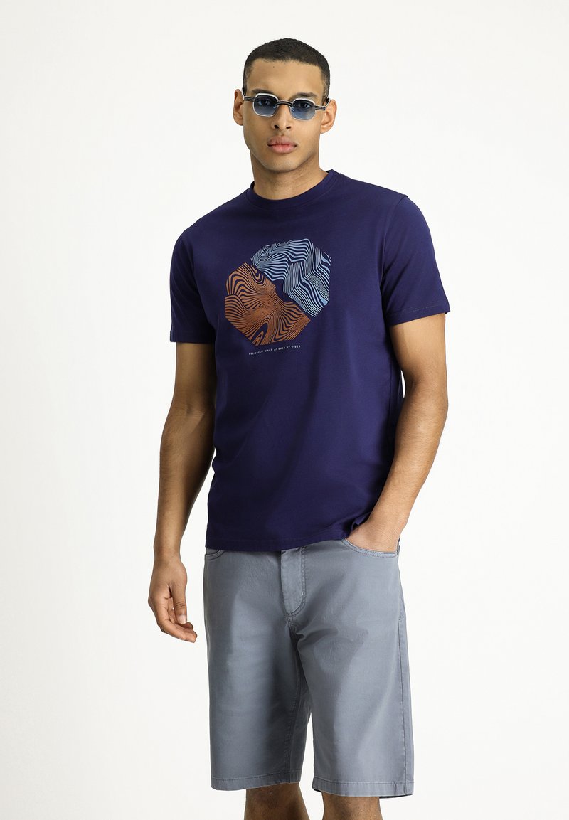 Kigili RUNDHALSAUSSCHNITT GEMUSTERT REGULAR FIT - Camiseta estampada - medium navy blue
