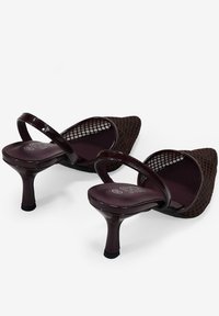 Tacones slingback de malla marrón con punta afilada, acentos brillantes y tacón de aguja de 5 cm; parte superior texturizada y suela interior suave.