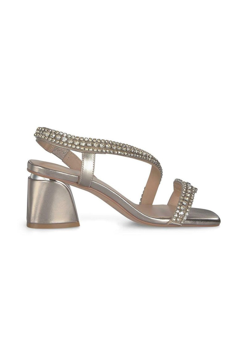 Sandalias de tacón alto metálicas plateadas con acentos de rhinestone, diseño de punta abierta y tacón bloque geométrico. Acabado suave y correa ajustable.
