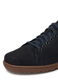 Pantof suede negru cu vârf rotund, șireturi bleumarin și talpă din cauciuc maro. Include gauri metalice pentru șireturi și cusături albastre în contrast.