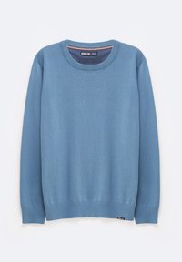 Maglione azzurro chiaro a girocollo in materiale lavorato a maglia con maniche lunghe e polsini a costine. Presenta un'etichetta in basso a sinistra con il marchio.