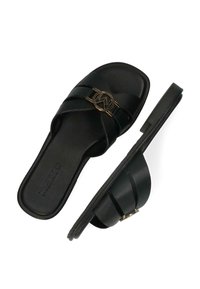 Infradito neri in materiale sintetico con due cinturini, caratterizzati da un accento in oro a forma di cerchio e una suola piatta.