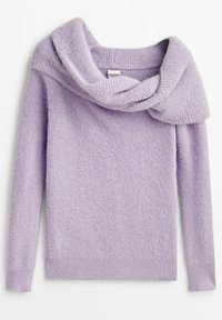 Pull doux lavande à manches longues avec un large col bénitier drapé et une texture côtelée au niveau du col et des poignets.