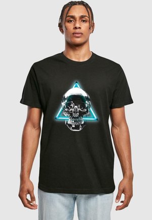 Sort T-shirt med et grafisk design af et kranium inden i en turkise trekant. T-shirten har en rund halsudskæring og korte ærmer.