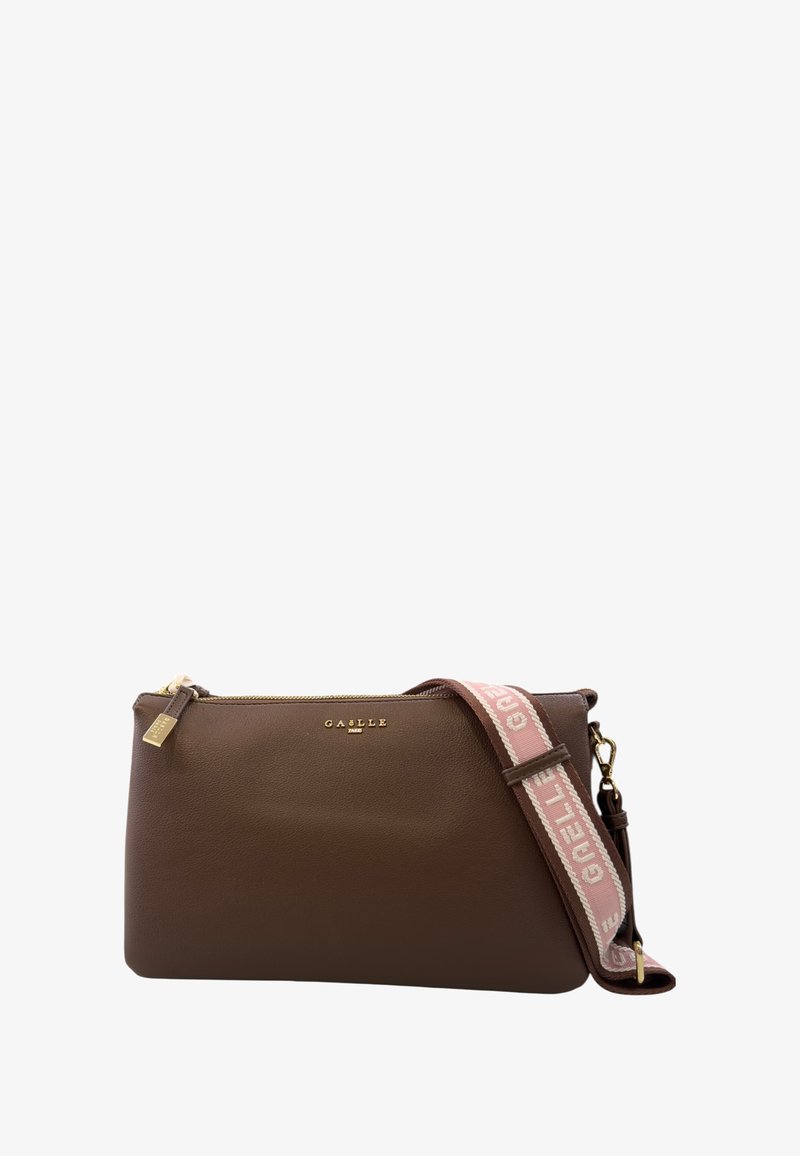 Borsa a tracolla in pelle marrone con chiusura a zip, dotata di una tracolla con motivo beige e rosa e dettagli in oro. Logo impresso sul fronte.