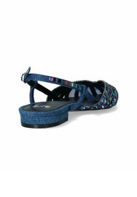 Sandalini piatti blu in denim con motivo intrecciato decorativo, cinturino alla caviglia regolabile e tacco leggero. Parte superiore testurizzata con accenti multicolori.